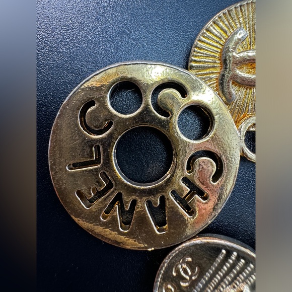 LOT 1505 24K gold plated CHANEL vintage runway bracelet with charms - Picture 7 of 14